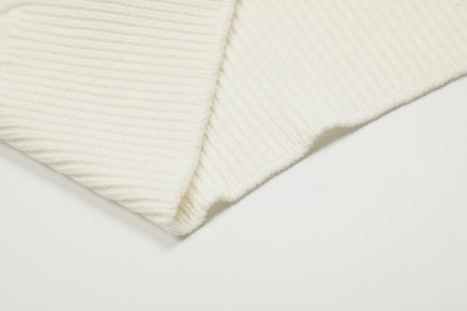 🅿️176 "Top quality" Style number: DS021# (not off the shelves all year round) [Ralph Lauren round neck cardigan solid color pony embroidered logo knitted short sleeves] ✅Ralph Lauren classic basic versatile all-season cardigan knitted short sleeves ✅Main supplier platform live broadcast Wholesale entities Replenish when out of stock Not off the shelves ✅ZP quality 1:1 version Scan the code to enter the GF website Counter quality ✅Details and quality are the only one in Guangzhou. Imported quality cotton yarn, focusing on high-end, cost-effective. Needless to say good quality. ✅The version is restored to the original order. The maximum size can be worn up to 160 pounds. Loose, comfortable and stress-free.